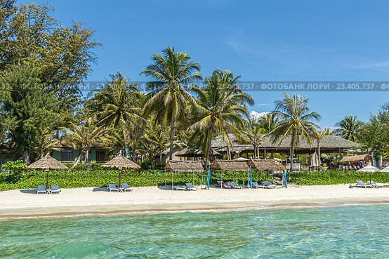 Песчаный пляж отеля DocLet Beach Resort на берегу Южно-Китайского моря. Вьетнам (2016 год). Стоковое фото, фотограф Владимир Сергеев / Фотобанк Лори