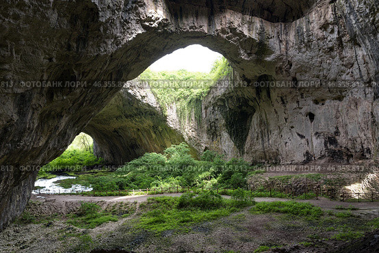 Пещера Деветашка (Holes Devetashka Cave)- это большая карстовая пещера, расположенная примерно в 7 км к востоку от Лестницы и в 15 км к северо-востоку от Ловеча, недалеко от деревни Деветаки. Болгария. Стоковое фото, фотограф Дымов Игорь / Фотобанк Лори