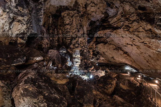 Пещера Магура (Magura Cave) на северо-западе Болгарии, недалеко от Белоградчика ( Belogradchik), провинция Видин (Vidin) (2019 год). Стоковое фото, фотограф Дымов Игорь / Фотобанк Лори