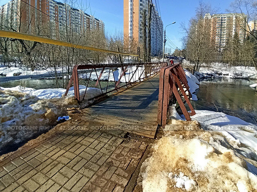 Пешеходный мост через Пехорку в районе улицы Речная . Город Балашиха , мкр-н Кучино , Московская область (2024 год). Редакционное фото, фотограф stargal / Фотобанк Лори