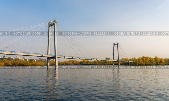 Пешеходный мост на остров Татышев в городе Красноярске (2016 год). Стоковое фото, фотограф Андрей Синицын / Фотобанк Лори