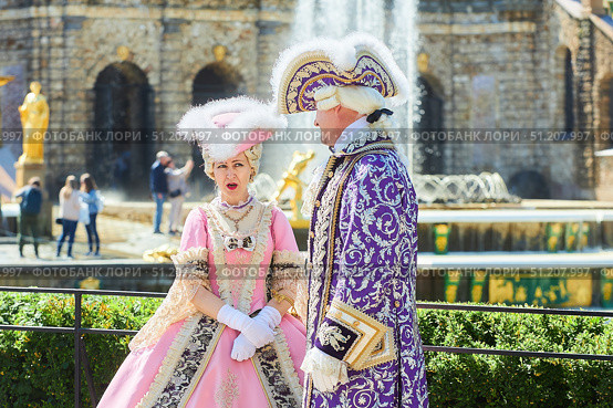 Peterfof, Russia - May 29, 2021: Costumed animators near the Grand Peterhof Palace. Редакционное фото, фотограф Наталия Кирсанова / Фотобанк Лори