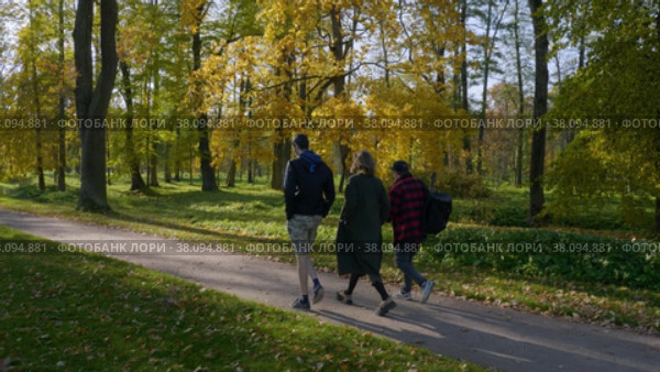 Петергоф, парк Александрия осенью. Люди прогуливаются по парку. Peterhof, Alexandria Park in autumn. People are walking in the park. (2021 год). Редакционное видео, видеограф Евгений Романов / Фотобанк Лори