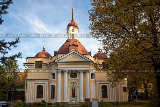 Петергоф Церковь Петра и Павла в Знаменке. Редакционное фото, фотограф Литвяк Игорь / Фотобанк Лори