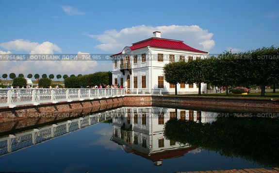 Петергоф. Вид на дворец Марли (2006 год). Редакционное фото, фотограф Литвяк Игорь / Фотобанк Лори