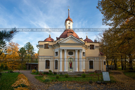 Петергоф Знаменка. Церковь Петра и Павла осенью. Редакционное фото, фотограф Литвяк Игорь / Фотобанк Лори