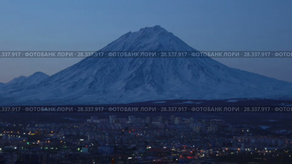 Петропавловск-Камчатский ночью на фоне Корякского вулкана (2018 год). Стоковое видео, видеограф А. А. Пирагис / Фотобанк Лори