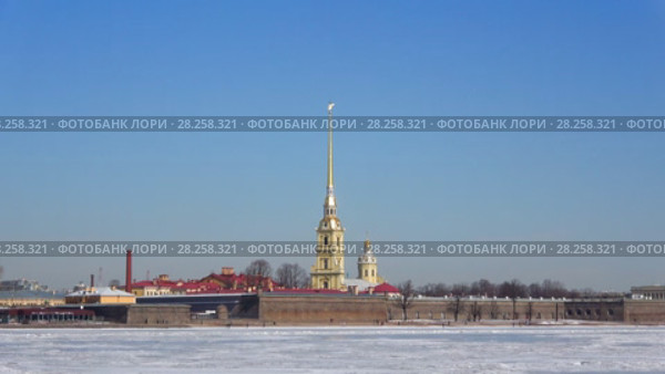 Петропавловский собор в Петропавловской крепости солнечным апрельским днем. Санкт-Петербург (2018 год). Стоковое видео, видеограф Виктор Карасев / Фотобанк Лори