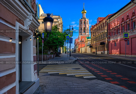 Petrovka street and High Monastery of St. Peter (Vysokopetrovsky Monastery) in Moscow, Russia. Architecture and landmarks of Moscow. Cozy cityscape of Moscow (2022 год). Редакционное фото, фотограф Екатерина Белова / Фотобанк Лори