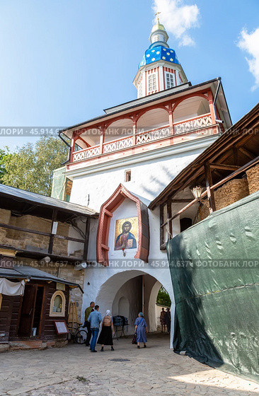 Petrovskaya Tower of The Holy Dormition Pskovo-Pechersky (Pskov-Caves) monastery with old orthodoxy gate icon (2024 год). Редакционное фото, фотограф FotograFF / Фотобанк Лори