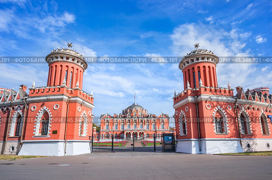 Петровский Путевой Дворец, Петровский парк, Благовещенский храм, Москва. Стоковое фото, фотограф Baturina Yuliya / Фотобанк Лори