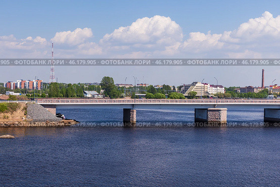 Petrovsky Bridge on a sunny summer day, Vyborg (2024 год). Стоковое фото, фотограф EugeneSergeev / Фотобанк Лори