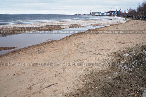 Petrozavodsk, Russia 04.14.24 Ice drift in spring Lake Onega, Karelia. Port and berths for ships. Aggregate accumulations of fine-crystalline grains. Opening of small lakes, ponds. Crushed ice floes. Редакционное фото, фотограф Юлия Петровская / Фотобанк Лори