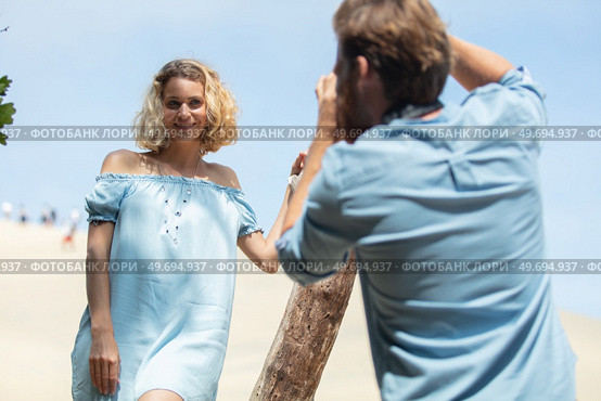 photographer doing fashion shoot on a sand dune. Стоковое фото, агентство Ingram Publishing / Фотобанк Лори