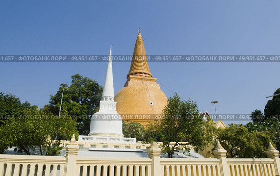 Phra Pathom Chedi, the tallest stupa in the world. It is located. Phra Pathom Chedi, the tallest stupa in the world. It is located in the town of Nakhon Pathom, Thailand. Стоковое фото, агентство Ingram Publishing / Фотобанк Лори