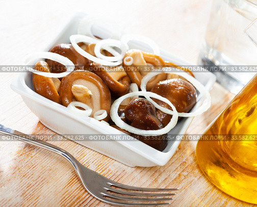Pickled shiitake mushrooms with onion. Стоковое фото, фотограф Яков Филимонов / Фотобанк Лори