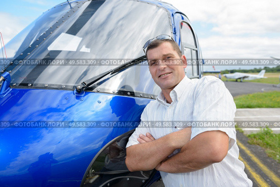 picture of a man leaning on helicopter. Стоковое фото, агентство Ingram Publishing / Фотобанк Лори
