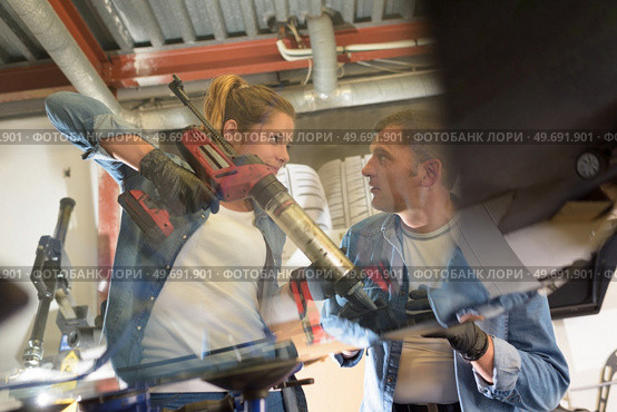 picture of glaziers removing windshield. Стоковое фото, агентство Ingram Publishing / Фотобанк Лори