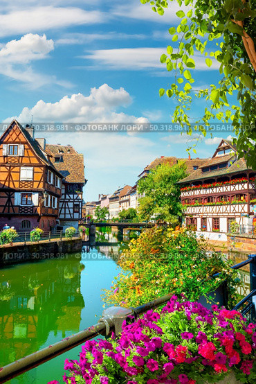 Picturesque district Petite France in Strasbourg, houses on river. Стоковое фото, агентство Ingram Publishing / Фотобанк Лори