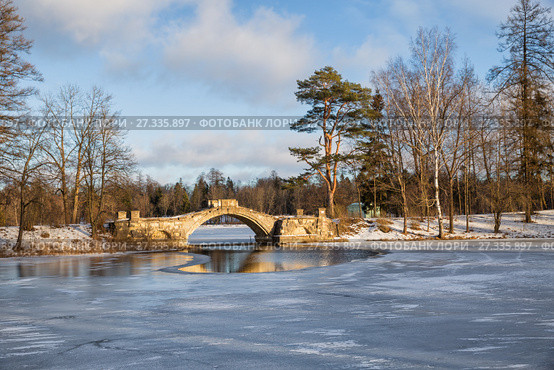 Picturesque winter landscape Gatchina park with a humpback bridge in a sunny winter day (2017 год). Редакционное фото, фотограф Юлия Бабкина / Фотобанк Лори