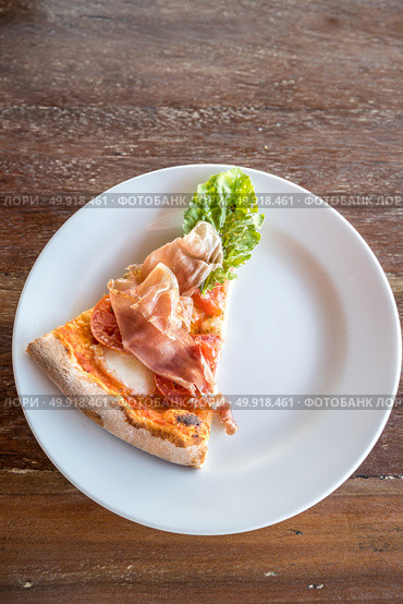 piece of pizza parma ham and rocket salad. Стоковое фото, агентство Ingram Publishing / Фотобанк Лори