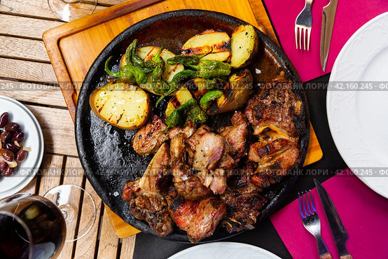 Pieces of roasted veal chop with baked potatoes and jalapenos. Стоковое фото, фотограф Яков Филимонов / Фотобанк Лори
