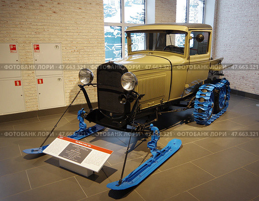 Пикап на полугусеничном ходу Ford Model A Snow Flyer. Экспозиция музея автомобильной техники. Музейный комплекс УГМК, Верхняя Пышма (2021 год). Редакционное фото, фотограф Алексей Иванов / Фотобанк Лори