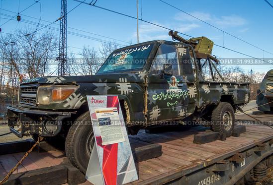 Пикап с пулеметом в кузове, передвижная выставка "Сирийский перелом" (2019 год). Редакционное фото, фотограф Вячеслав Палес / Фотобанк Лори