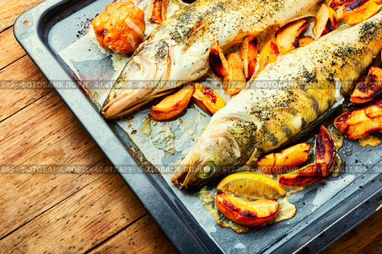 Pike perch baked with autumn fruits.Dietary product. Baked dietary fish with quince. Стоковое фото, агентство Ingram Publishing / Фотобанк Лори