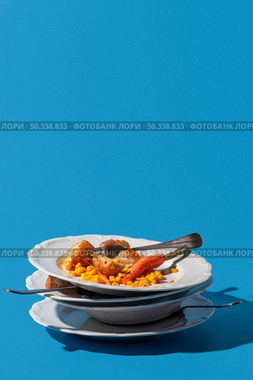 pile dirty plates leftovers copy space. Стоковое фото, агентство Ingram Publishing / Фотобанк Лори