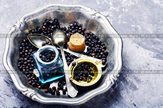 Pile of dry juniper berries. Pile of dry juniper berries prepared for healing teas and extracts. Стоковое фото, агентство Ingram Publishing / Фотобанк Лори