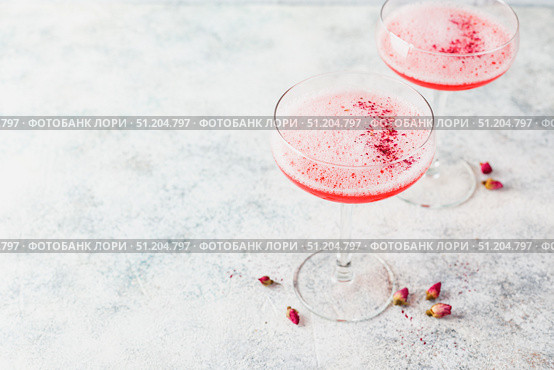 Pink Raspberry Cocktail in drink glass. Стоковое фото, фотограф Ирина Буракова / Фотобанк Лори