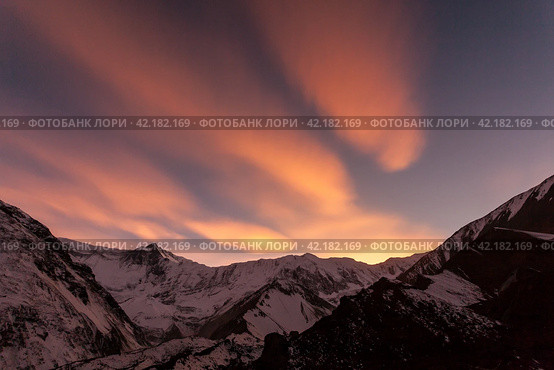 Pink sunset in the mountains, Nepal, Himalaya, Tilicho Base Camp (2015 год). Стоковое фото, фотограф VittoriaChe / Фотобанк Лори