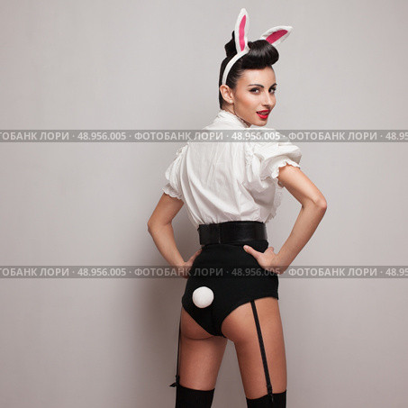 Pinup styling girl posing in vintage bunny costume. Стоковое фото, агентство Ingram Publishing / Фотобанк Лори