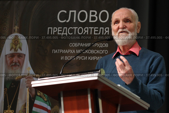 Писатель Владимир Николаевич Крупин. Прозаик, публицист, редактор, педагог на встрече со школьниками. (2022 год). Редакционное фото, фотограф Дмитрий Неумоин / Фотобанк Лори