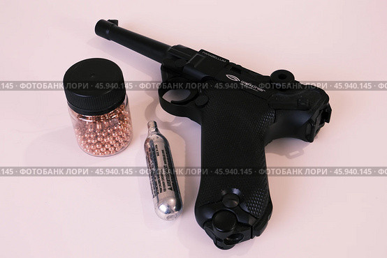 Pistol copy Parabellum. Pneumatic weapon. Редакционное фото, фотограф Виталий Шкапский / Фотобанк Лори