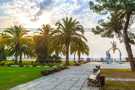 PITSUNDA, ABKHAZIA, SEPTEMBER 23, 2017: The main walkway of Pitsunda in a warm, sunny morning. Редакционное фото, фотограф Олег Белов / Фотобанк Лори