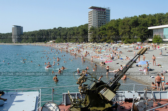 Пицунда. Вид на пляж со стороны моря с борта сторожевого катера. Абхазия. (2006 год). Стоковое фото, фотограф Виктор Филиппович Погонцев / Фотобанк Лори