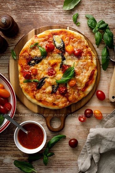 Pizza Margherita on a wooden background. Стоковое фото, агентство Ingram Publishing / Фотобанк Лори