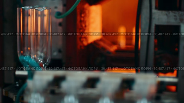 Plastic bottle making. Стоковое видео, видеограф Mark Agnor / Фотобанк Лори