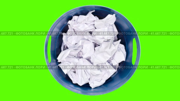 Plastic trash can being filled with crumpled sheets of white paper, chromakey on a green background. Стоковое видео, видеограф Андрей Журавлев / Фотобанк Лори