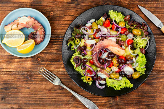Plate of octopus tentacles, olives and potatoes.. Fresh octopus salad. Стоковое фото, агентство Ingram Publishing / Фотобанк Лори