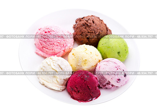 plate of various scoops of ice cream isolated on white background. Стоковое фото, агентство Ingram Publishing / Фотобанк Лори