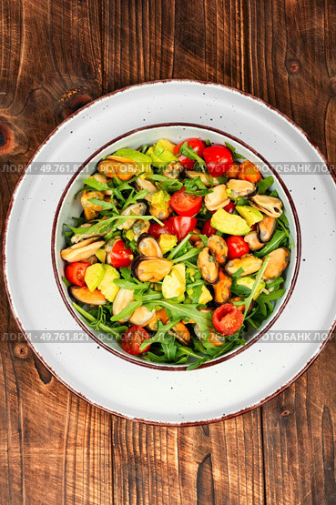 Plate showcasing mussel salad with fresh vegetables.. Tasty seafood salad. Стоковое фото, агентство Ingram Publishing / Фотобанк Лори