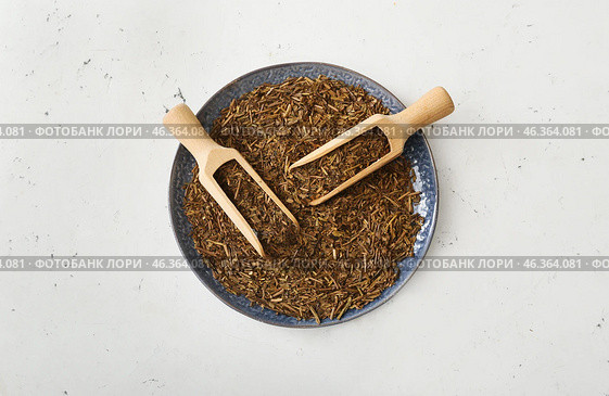 Plate with green hojicha tea and scoops on light background. Стоковое фото, фотограф Pixel_shot / Фотобанк Лори
