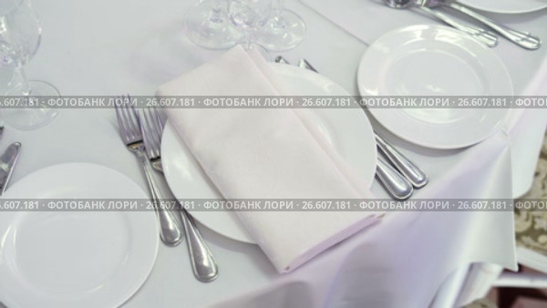 Plates in restaurant. Стоковое видео, видеограф Алексей / Фотобанк Лори