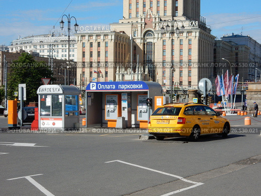 Платная парковка на Комсомольской площади. Красносельский район. Москва (2017 год). Редакционное фото, фотограф lana1501 / Фотобанк Лори
