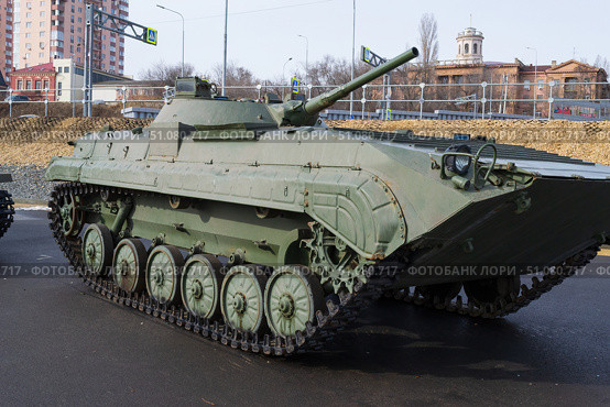 Плавающая гусеничная разведывательная машина БРМ-1К в парке на берегу Волги. Волгоград, Центральная набережная, Россия. (2020 год). Редакционное фото, фотограф Андрей Цыганков / Фотобанк Лори