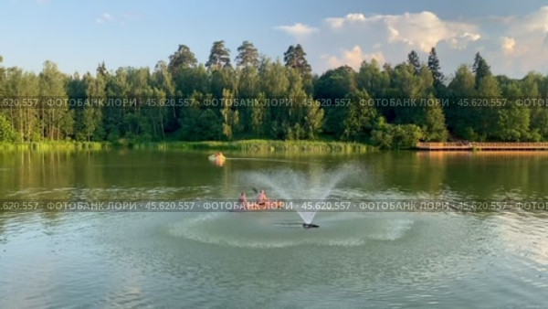 Плавающий (плавучий) фонтан в Барском пруда усадьбы Гребнево (2024 год). Редакционное видео, видеограф Владимир Шипикин / Фотобанк Лори