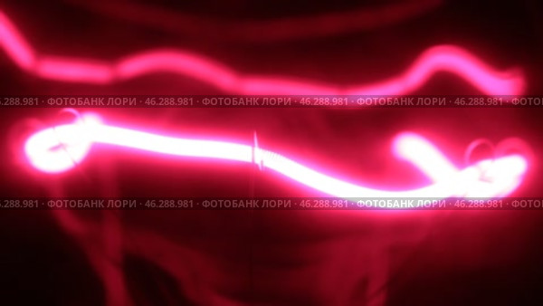 Плавное увеличение и уменьшение мощности красной спирали вольфрамовой нити накала. Ретро-лампа с вольфрамовой нитью накала крупным планом. Стоковое видео, видеограф Александр Собко / Фотобанк Лори